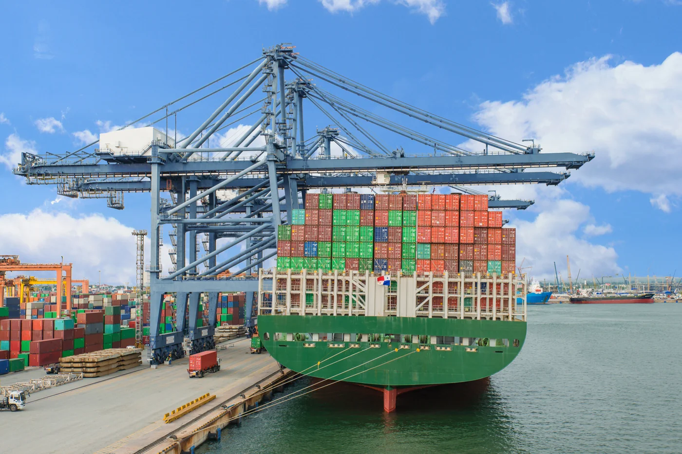 Navio porta-contêineres em operação em um terminal portuário